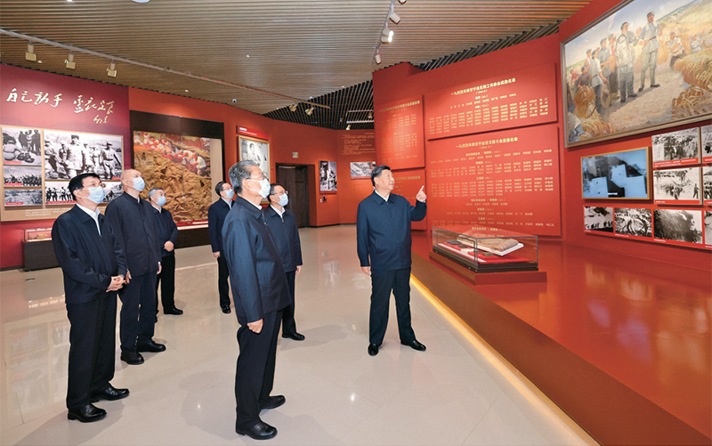 2022年10月27日,中共中央總書記、國家主席、中央軍委主席習(xí)近平帶領(lǐng)中共中央政治局常委李強、趙樂際、王滬寧、蔡奇、丁薛祥、李希,瞻仰延安革命紀(jì)念地。這是習(xí)近平等在延安革命紀(jì)念館,參觀《偉大歷程——中共中央在延安十三年歷史陳列》。 新華社記者 鞠鵬/攝
