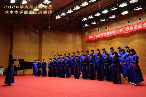 呼和浩特民族學(xué)院“奈日樂”合唱團(tuán)參加全區(qū)大中小學(xué)合唱團(tuán)巡演活動