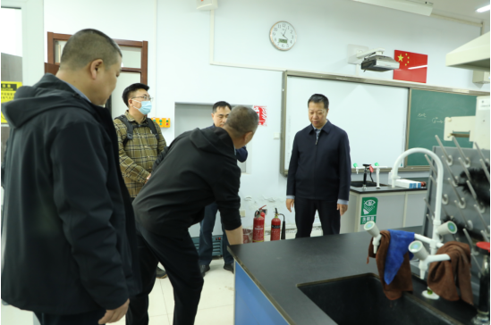 校領(lǐng)導(dǎo)帶隊開展五一節(jié)前校園安全檢查工作