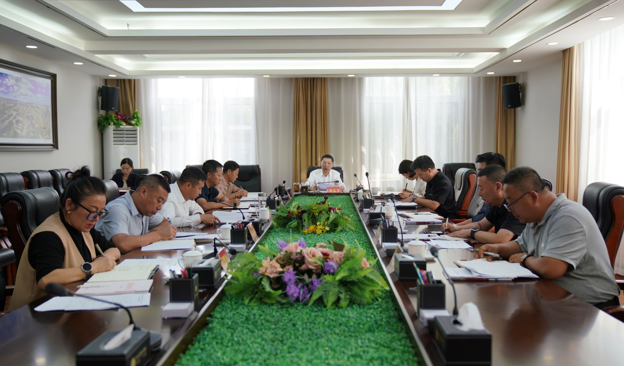 學(xué)校黨委理論學(xué)習(xí)中心組舉行第十三次集體學(xué)習(xí)會(huì)