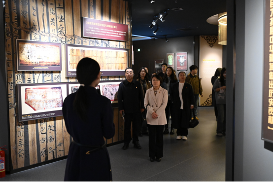 法學(xué)院開展“深耕教育沃土，鑄牢中華民族共同體意識根基”主題黨日活動