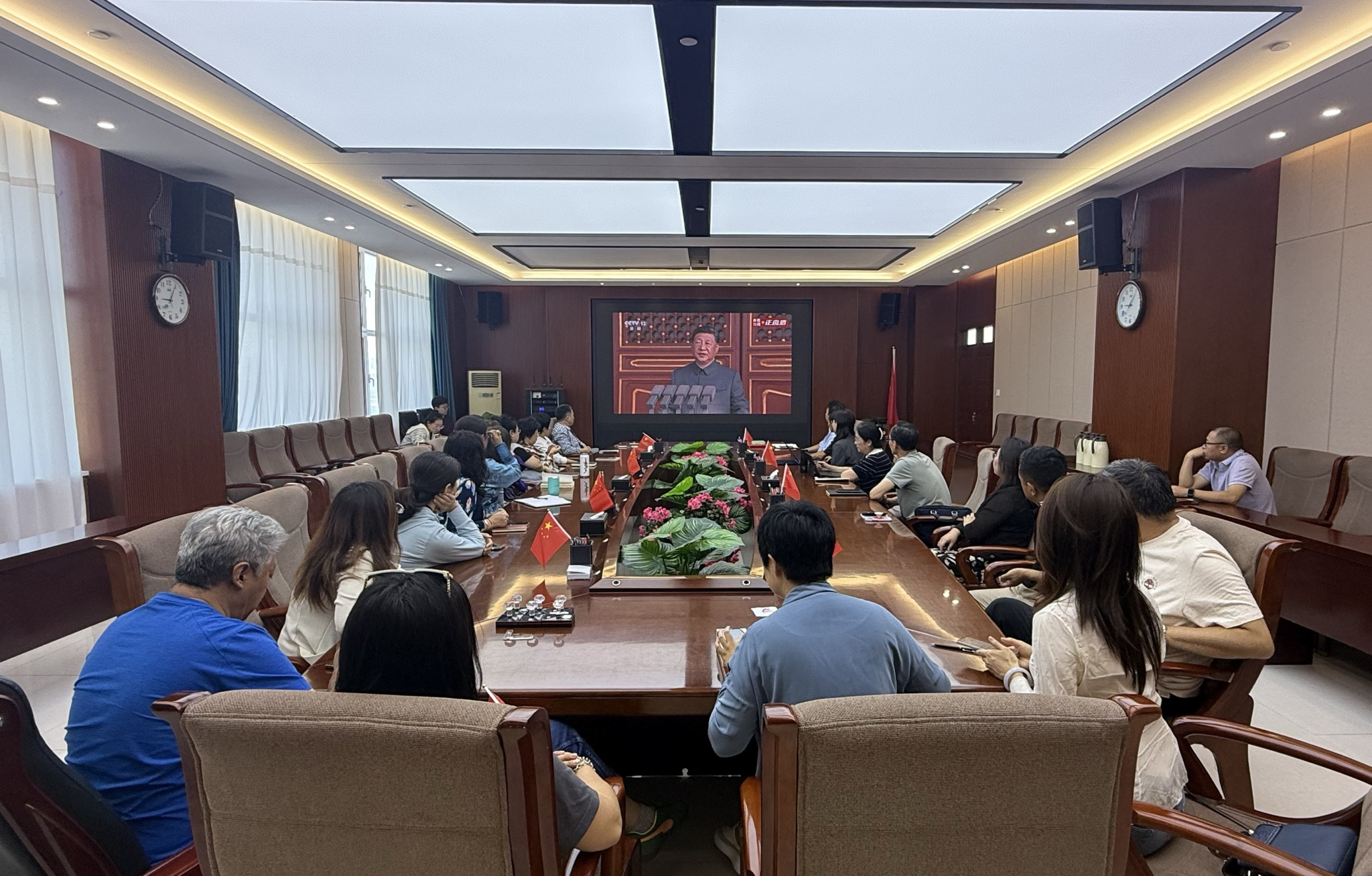 學(xué)校知聯(lián)會(huì)、留聯(lián)會(huì)與統(tǒng)戰(zhàn)部黨支部聯(lián)合組織收看紀(jì)念抗戰(zhàn)勝利80周年閱兵盛典