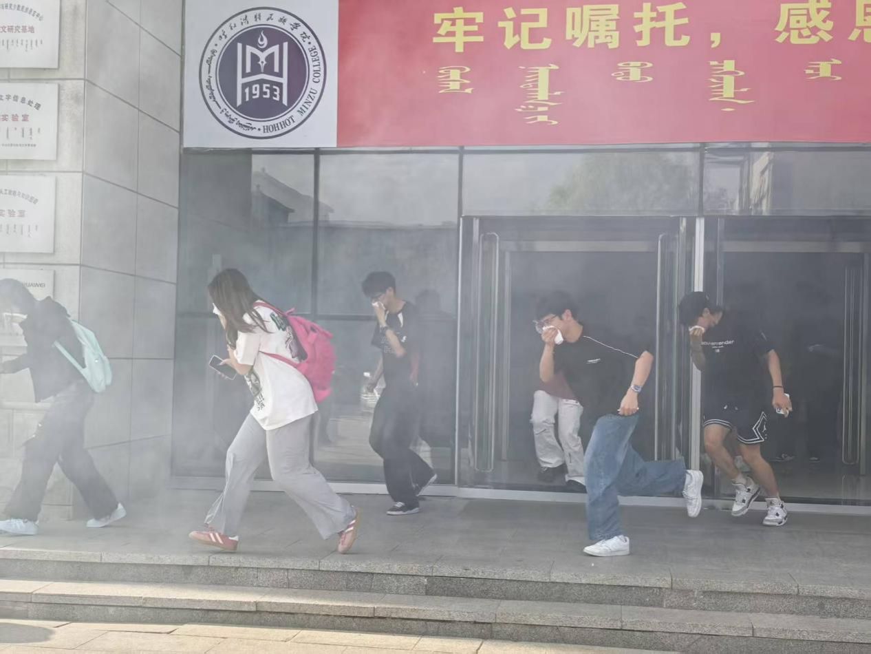 化學(xué)與環(huán)境工程學(xué)院聯(lián)合安全管理處和實驗室管理中心開展實驗室消防安全知識培訓(xùn)及應(yīng)急演練